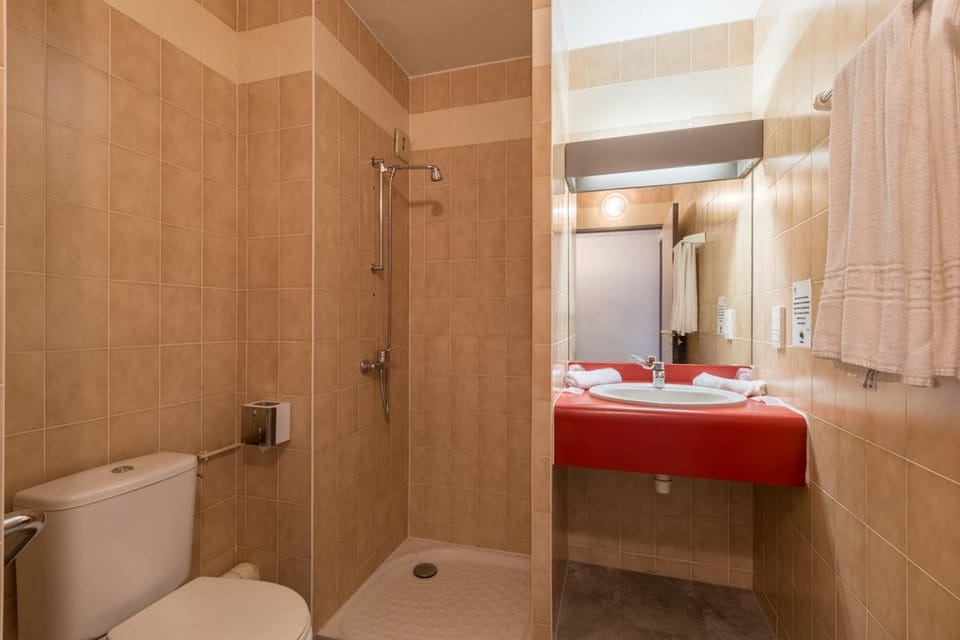 Double Room | Bathroom | Rainfall showerhead, free toiletries, hair dryer, towels