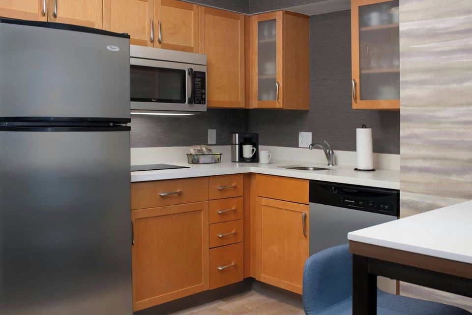Coffee/tea maker, fridge, microwave, stovetop
