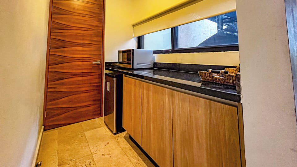 Luxury Room (Deluxe Balcony Pool View) | Living area | 40-inch Smart TV with digital channels