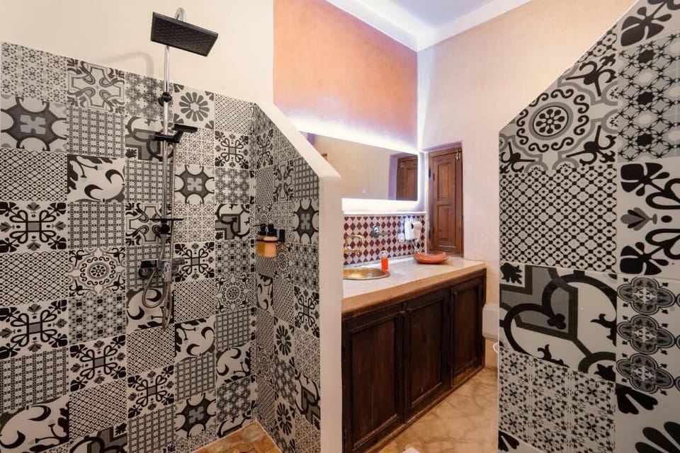Family Suite | Bathroom | Shower, free toiletries, hair dryer, towels