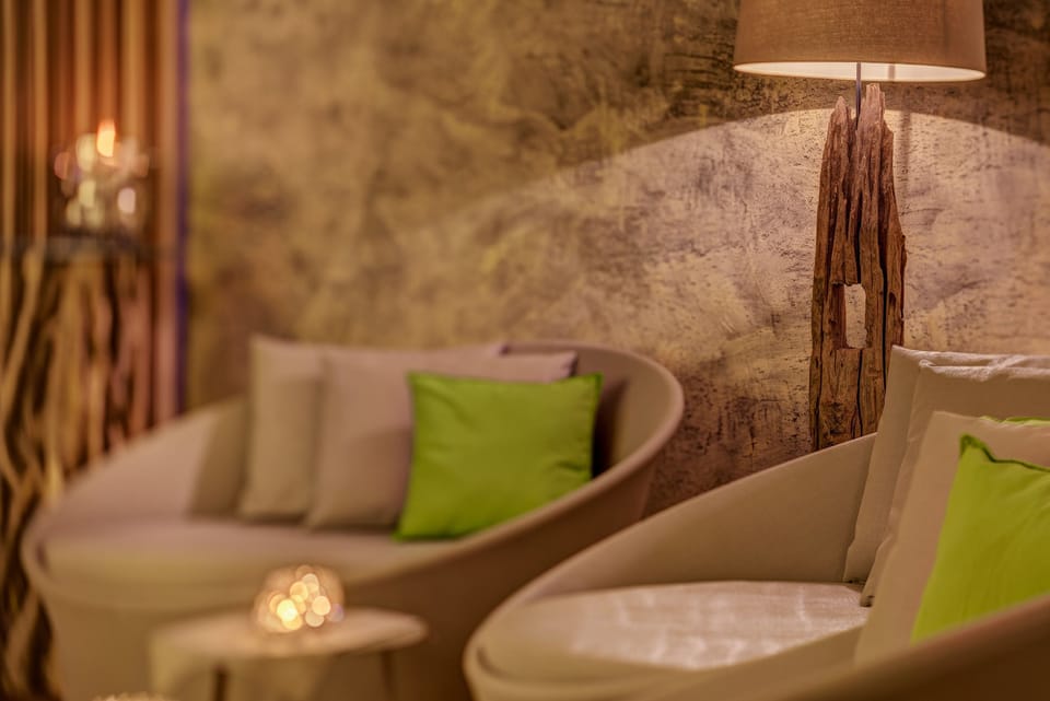 Couples treatment rooms, sauna, hot tub, steam room, body treatments