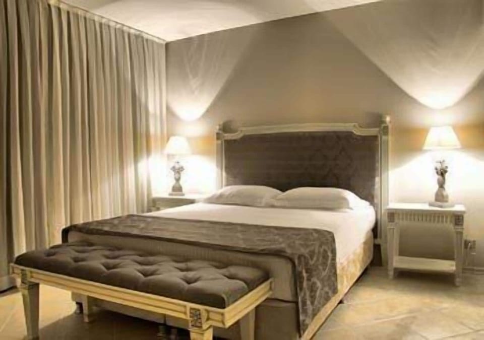 Hypo-allergenic bedding, minibar, in-room safe, desk