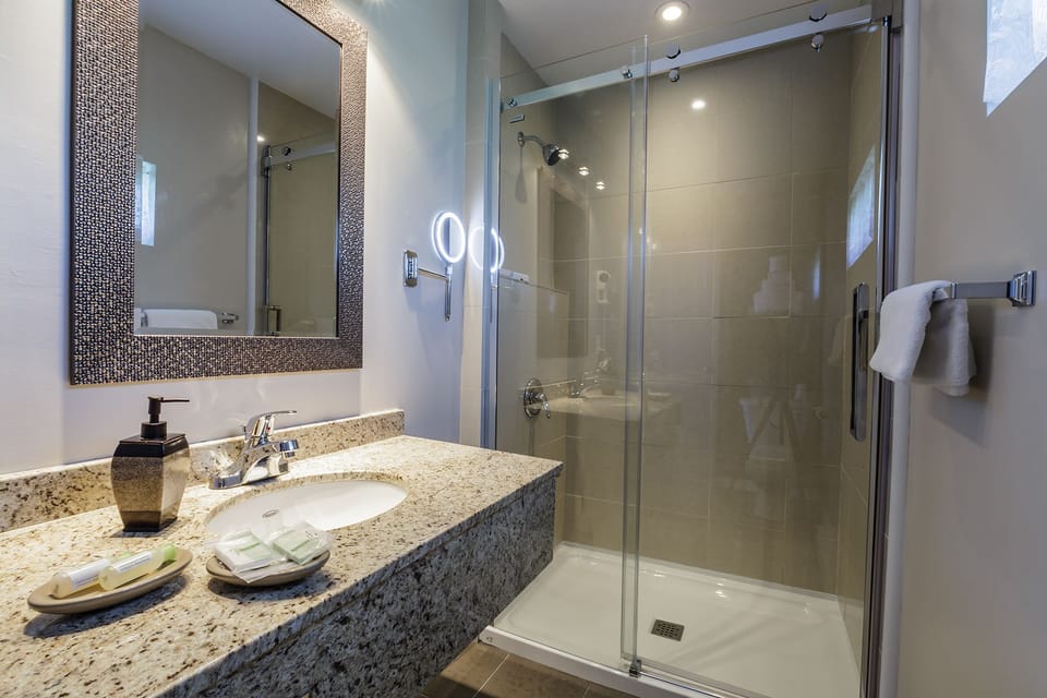 Room, 1 Double Bed | Bathroom | Combined shower/tub, free toiletries, hair dryer, towels
