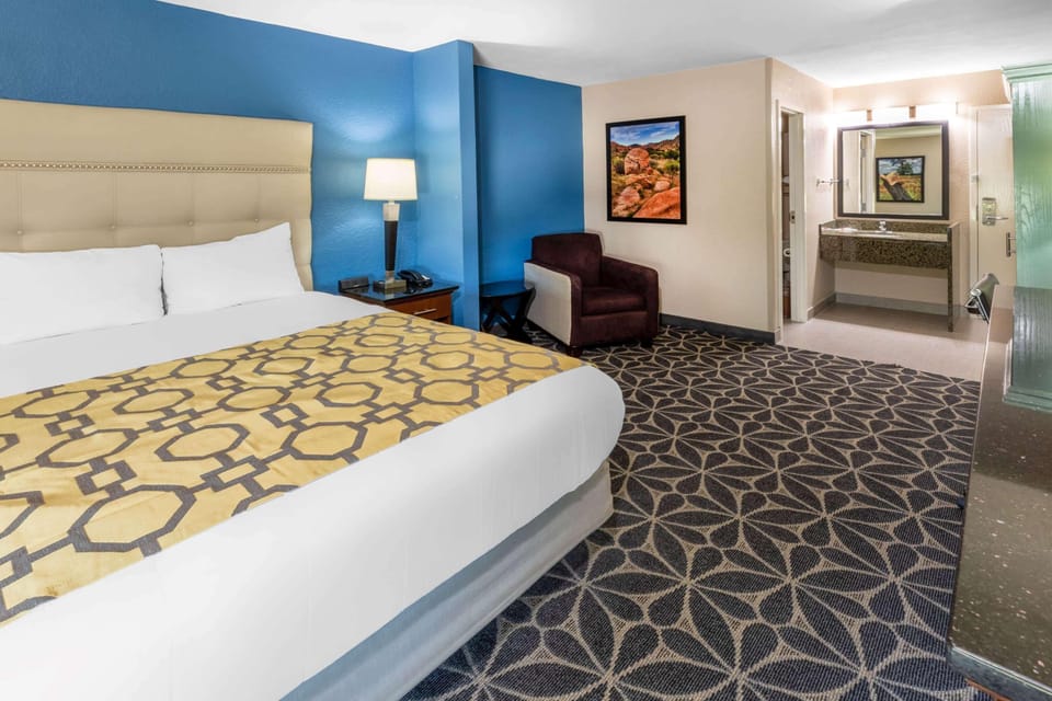 Suite, 1 Queen Bed, Non Smoking | In-room safe, desk, iron/ironing board, cribs (free)