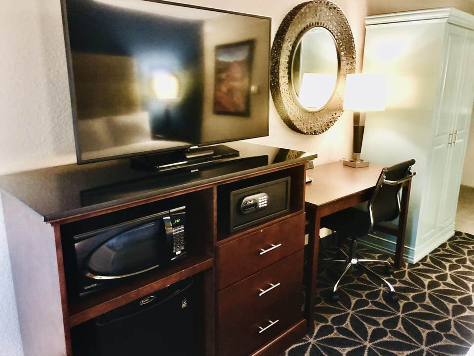 Suite, 1 Queen Bed, Non Smoking | In-room safe, desk, iron/ironing board, cribs (free)
