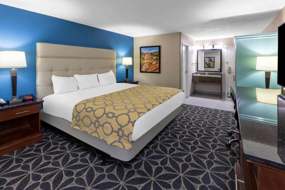 Room, 1 King Bed, Non Smoking | In-room safe, desk, iron/ironing board, cribs (free)