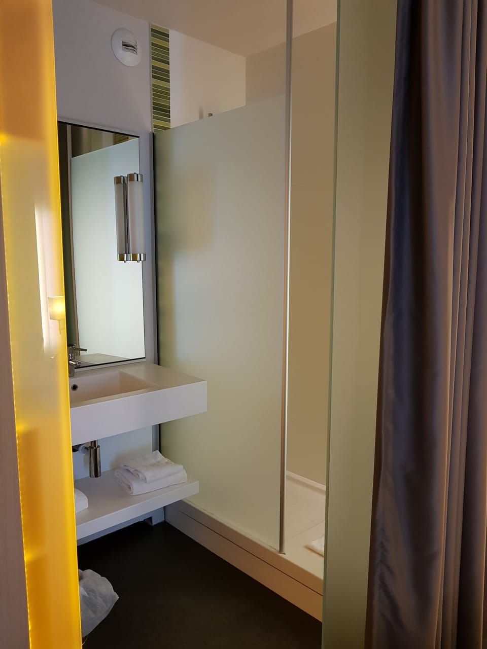 Standard Room, 2 Twin Beds | Bathroom | Combined shower/tub, eco-friendly toiletries, hair dryer, towels