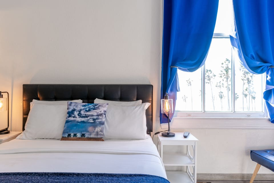 Double Room Ensuite with Sea View | In-room safe, free WiFi, bed sheets