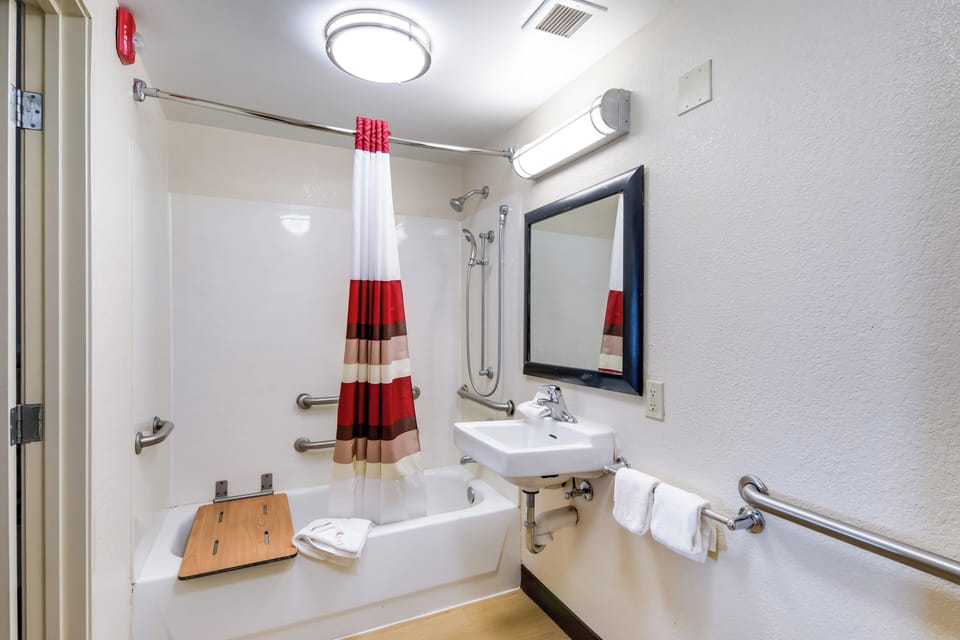 Combined shower/tub, towels