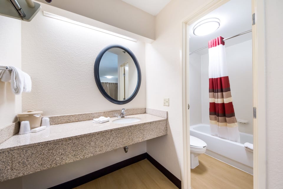 Standard Room, 1 King Bed, Accessible (Smoke Free) | Bathroom | Combined shower/tub, towels