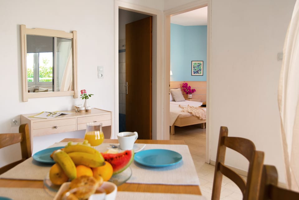 Standard Apartment, 1 Bedroom | In-room dining