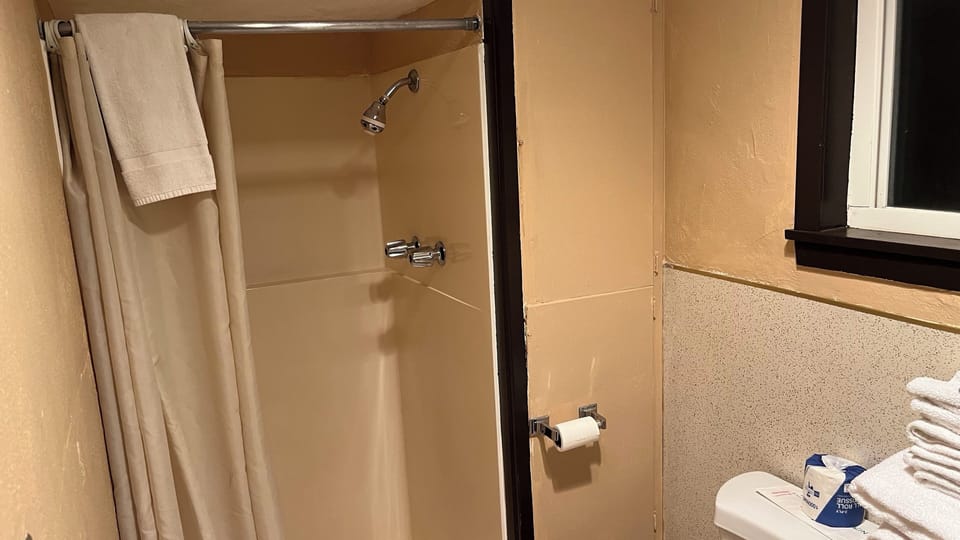 Standard Room, 1 Queen Bed | Bathroom | Hair dryer, towels