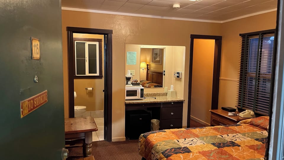 Standard Room, 1 King Bed | Desk, iron/ironing board, free WiFi, bed sheets