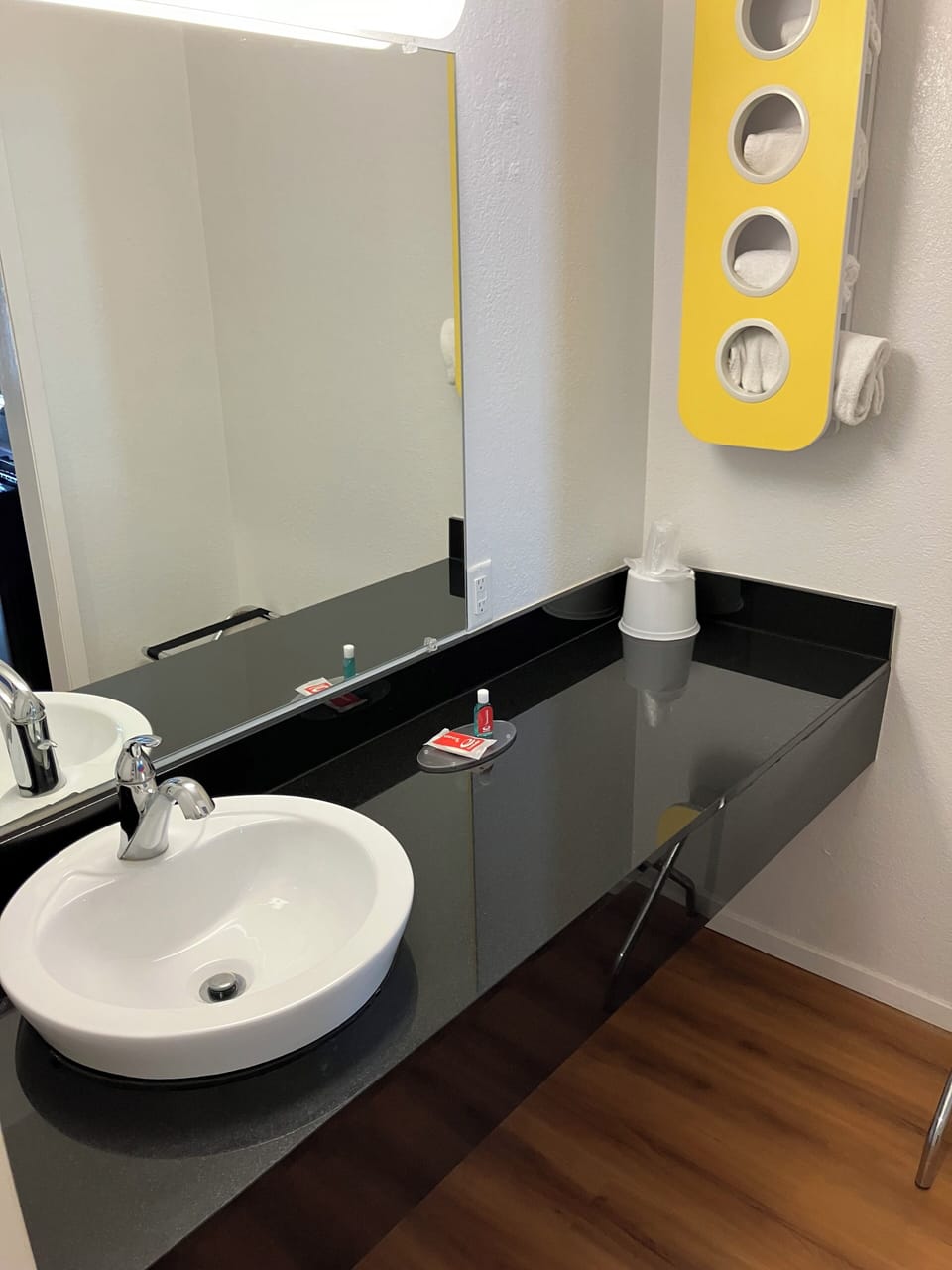 Standard Room, 1 King Bed, Non Smoking | Bathroom | Combined shower/tub, towels