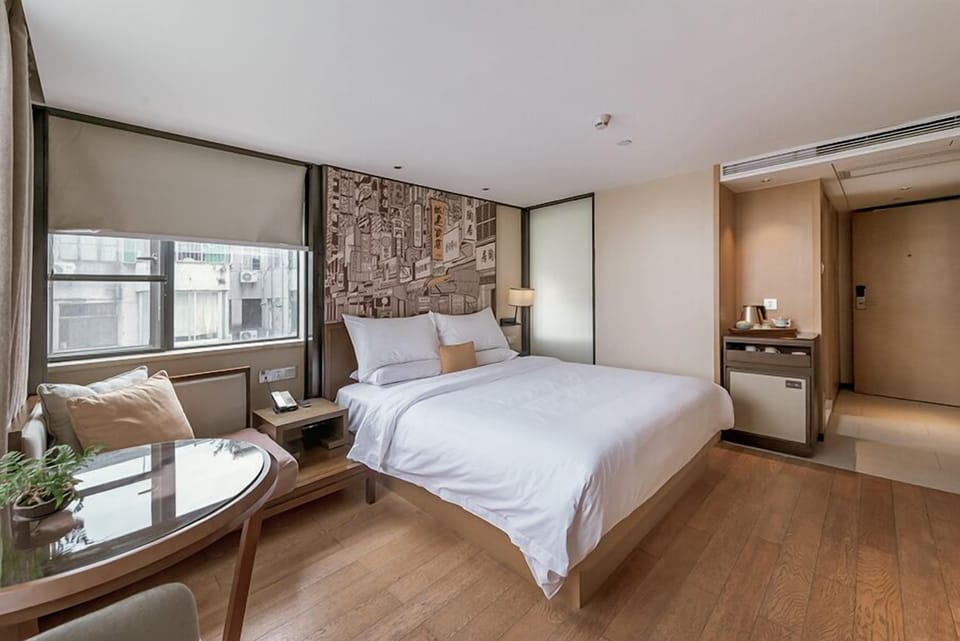Business Room, 1 King Bed | Room amenity