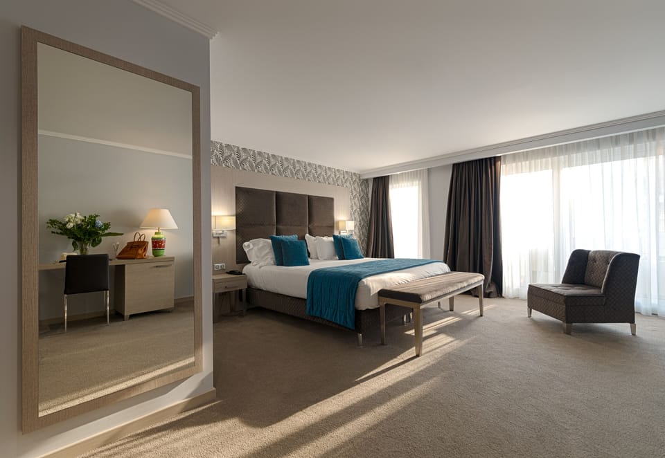 Deluxe Room, Balcony (or Terrace) | Minibar, in-room safe, individually decorated, individually furnished