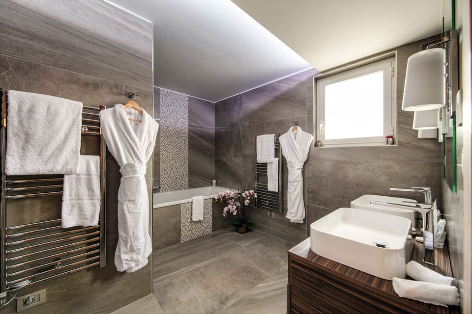 Deluxe Room, Balcony (or Terrace) | Minibar, in-room safe, individually decorated, individually furnished