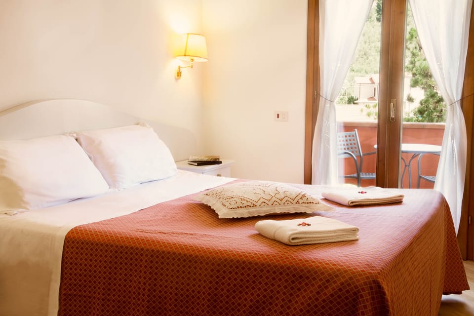 Double Room | 1 bedroom, down comforters, in-room safe, desk