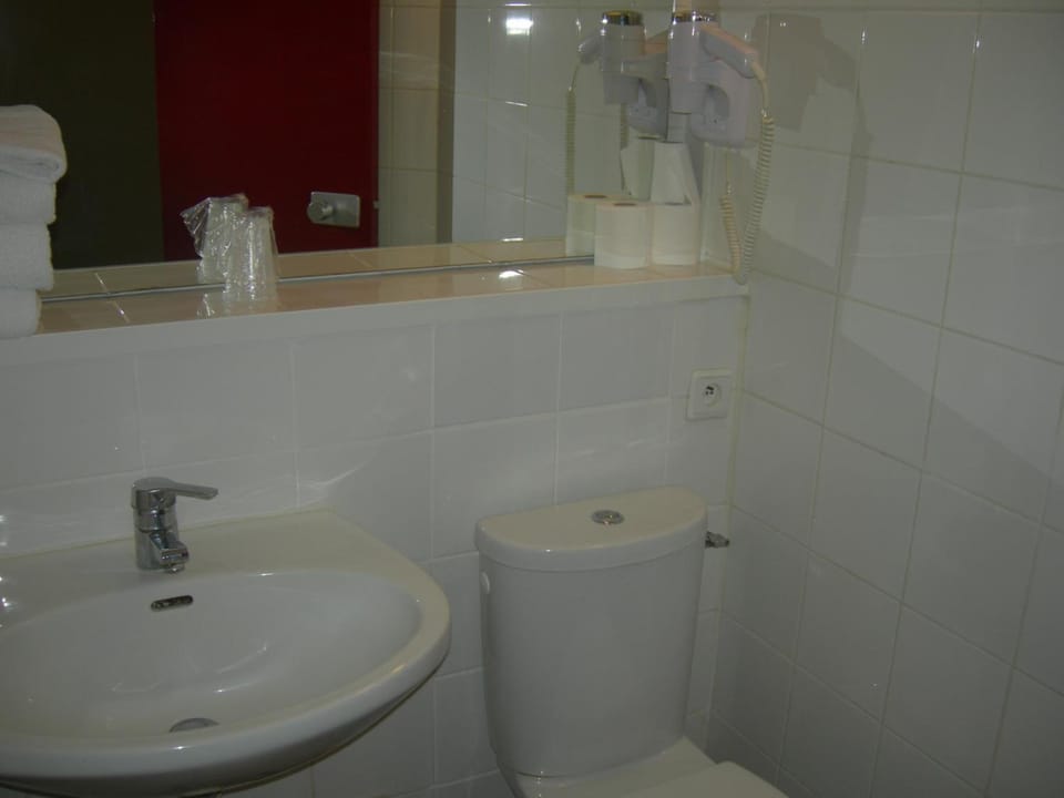 Bathtub, free toiletries, hair dryer, bidet