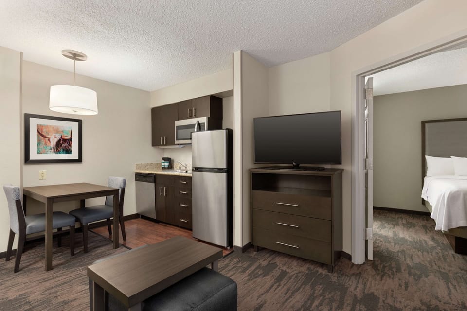 1 Bdrm Ste 2 Dbles NoSmk | Private kitchen | Fridge, microwave, stovetop, dishwasher