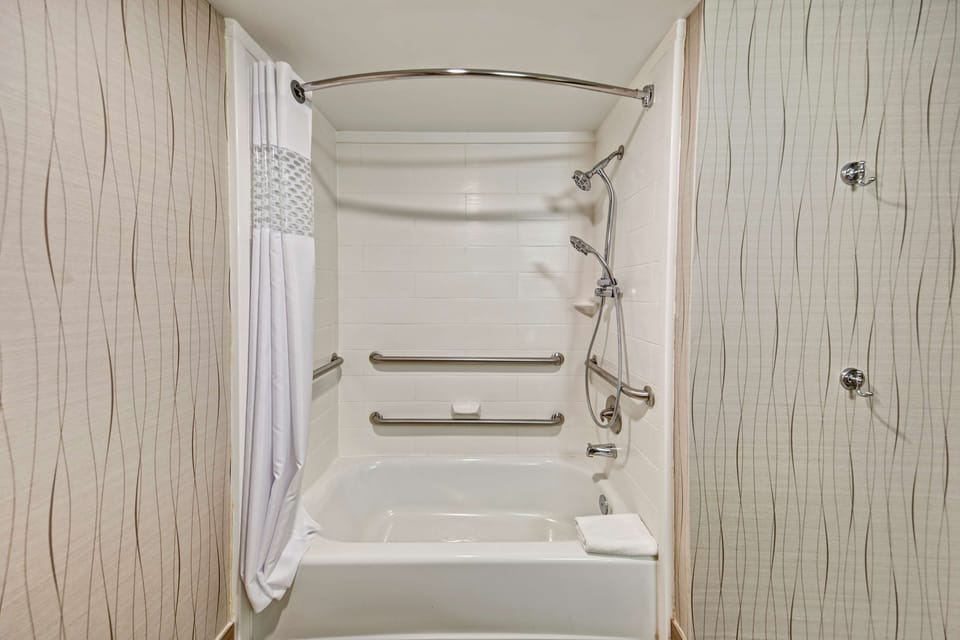 Combined shower/tub, free toiletries, hair dryer, towels