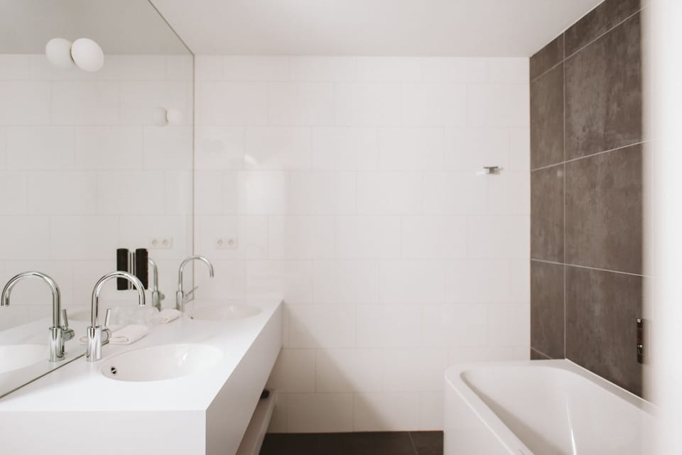 Deluxe Studio Suite | Bathroom | Hair dryer, towels