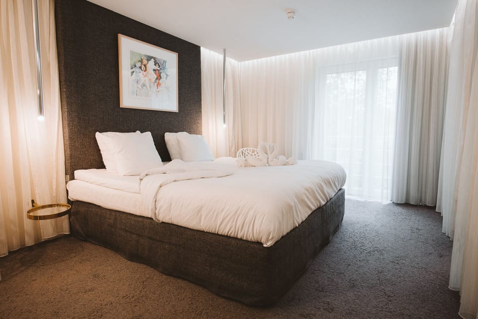 Deluxe Studio Suite | Pillowtop beds, in-room safe, desk, soundproofing