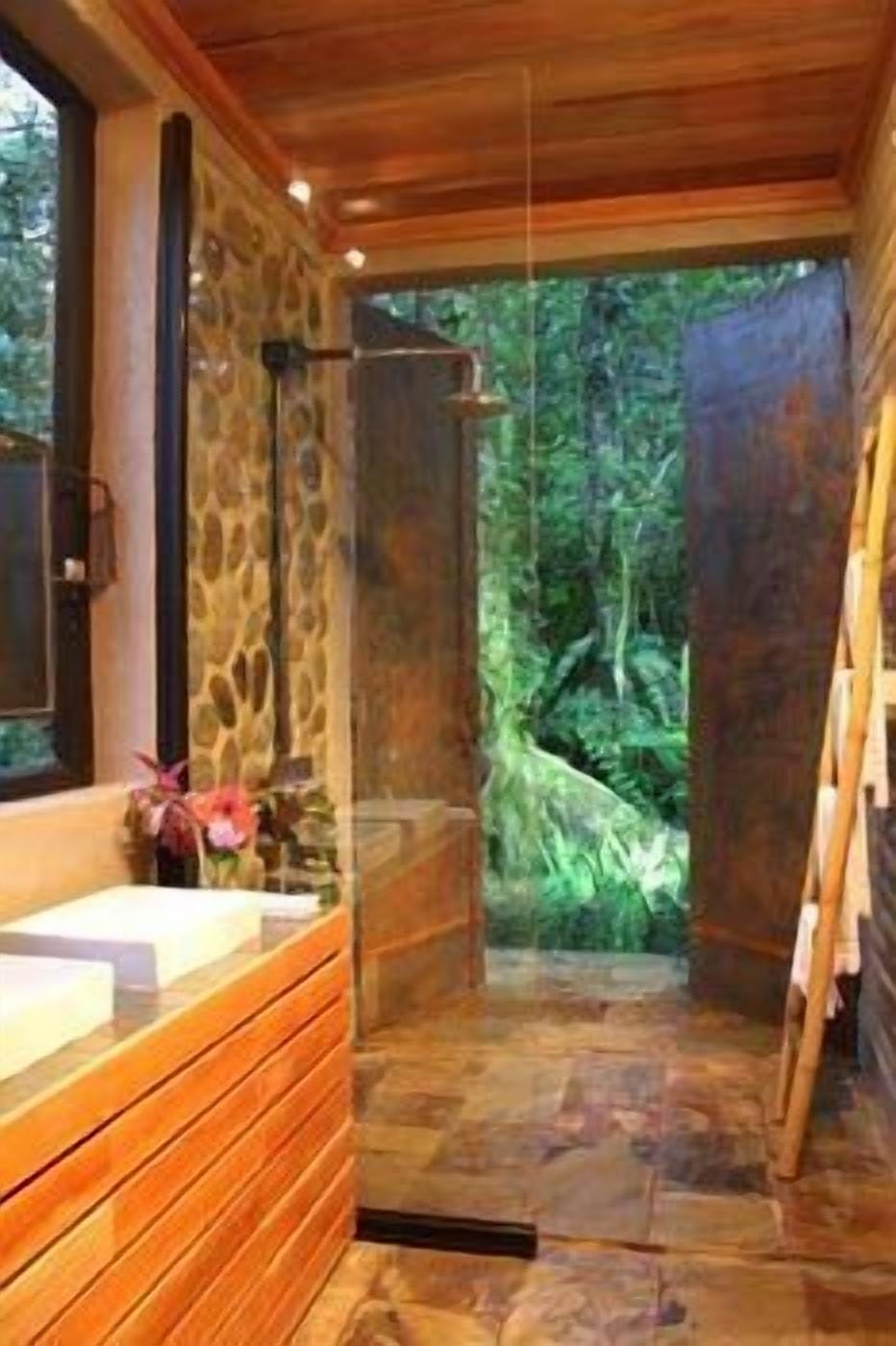 Shower, rainfall showerhead, free toiletries, hair dryer