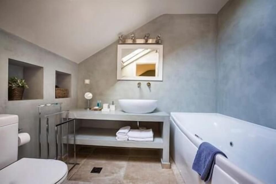 Combined shower/tub, deep soaking tub, designer toiletries, hair dryer