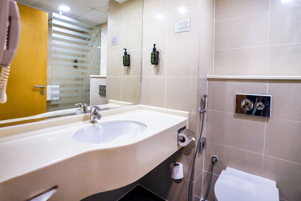 Combined shower/tub, hair dryer, towels