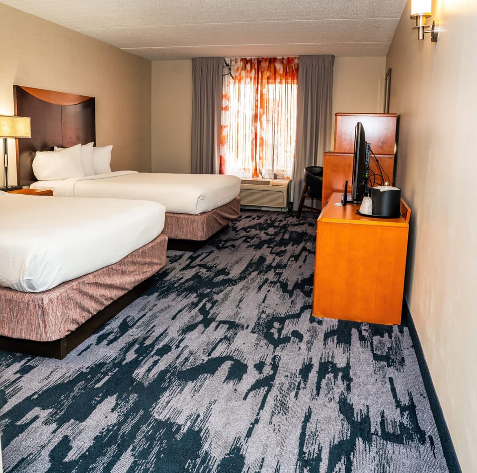 1 bedroom, premium bedding, down comforters, desk