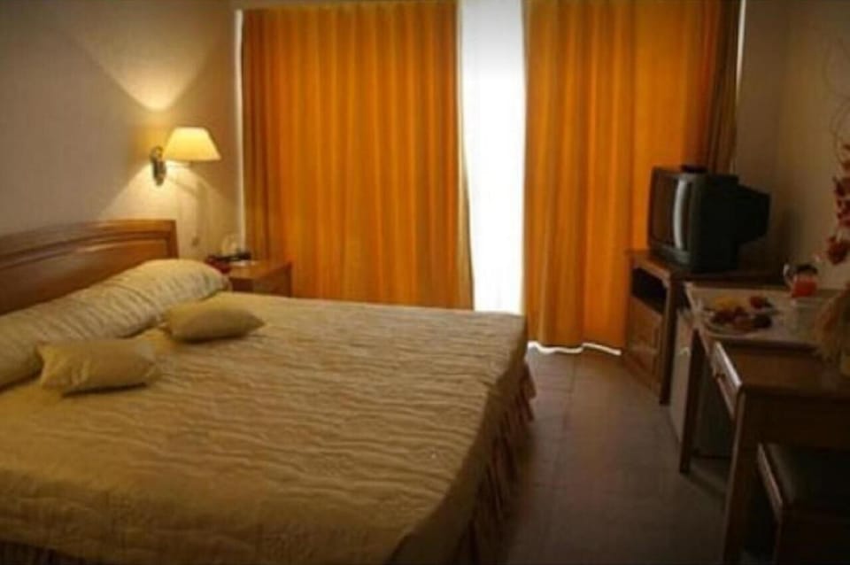 Premium bedding, minibar, desk, blackout drapes