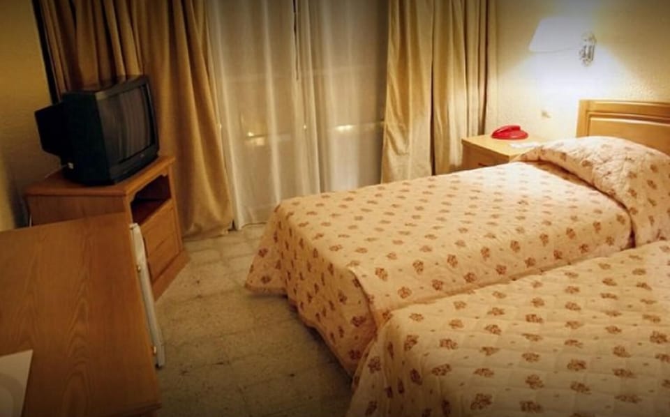 Premium bedding, minibar, desk, blackout drapes