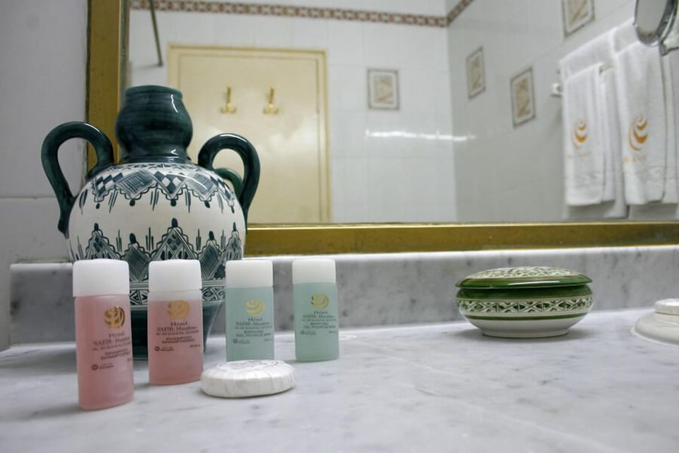 Shower, free toiletries, towels