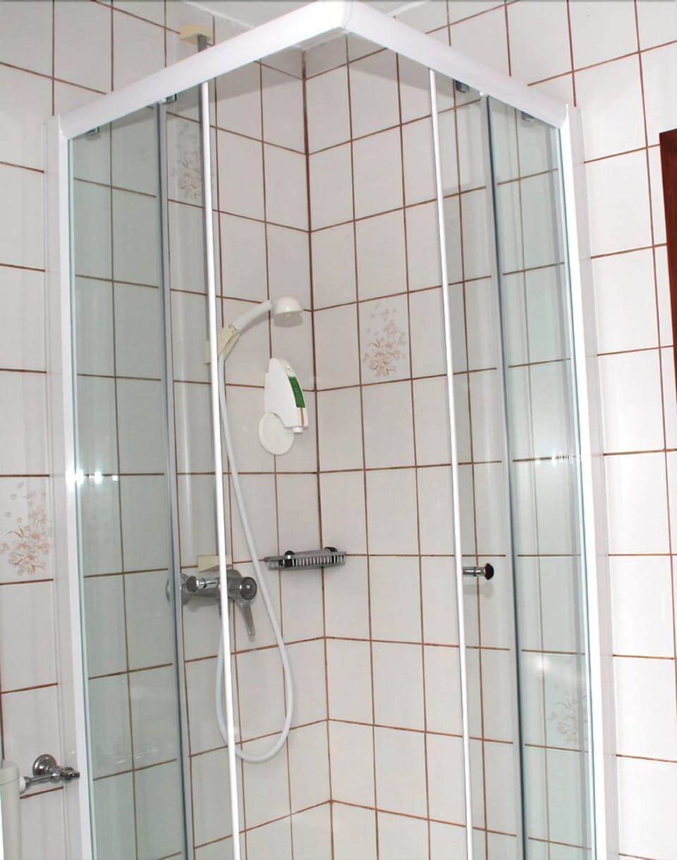 Double Room, 1 Double Bed | Bathroom | Shower, towels