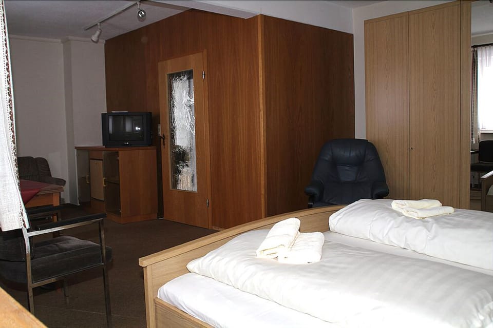 Double Room, 1 Double Bed | Desk, cribs/infant beds, rollaway beds, free WiFi