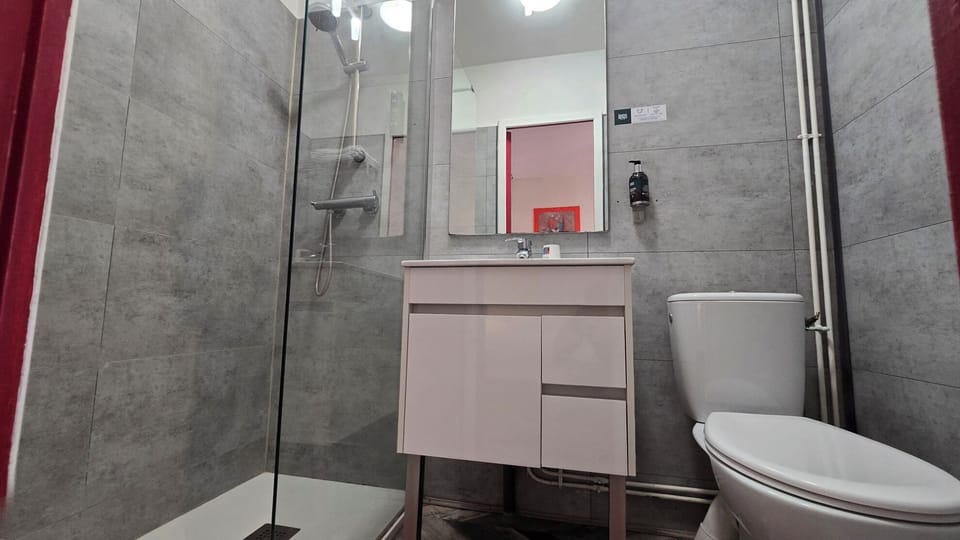 Standard Room, 2 Twin Beds | Bathroom | Free toiletries, towels