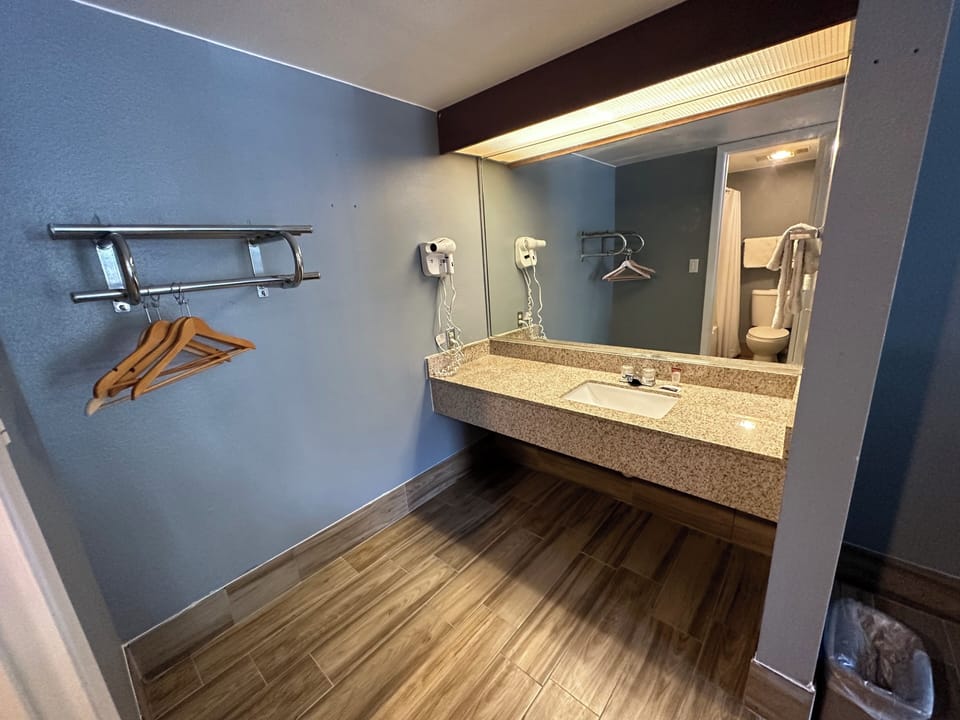 Combined shower/tub, hair dryer, towels