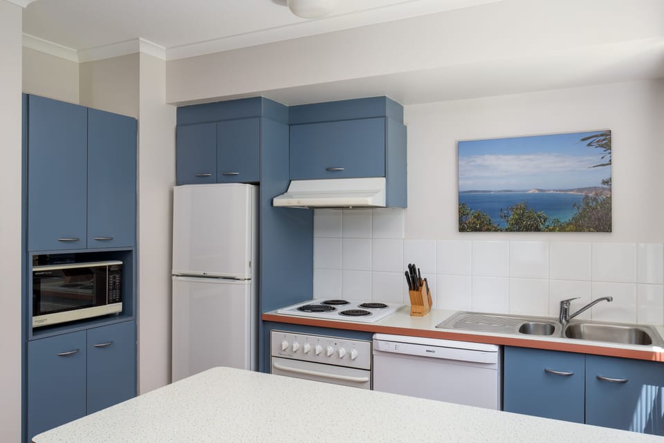 Fridge, microwave