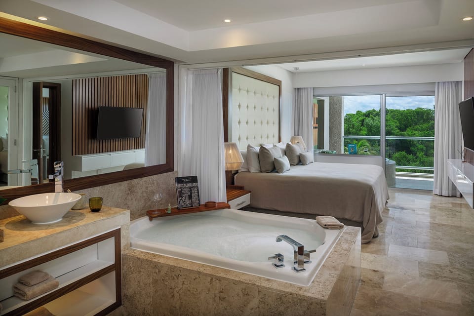 The Reserve Master Suite Nature View | Egyptian cotton sheets, premium bedding, down comforters, minibar
