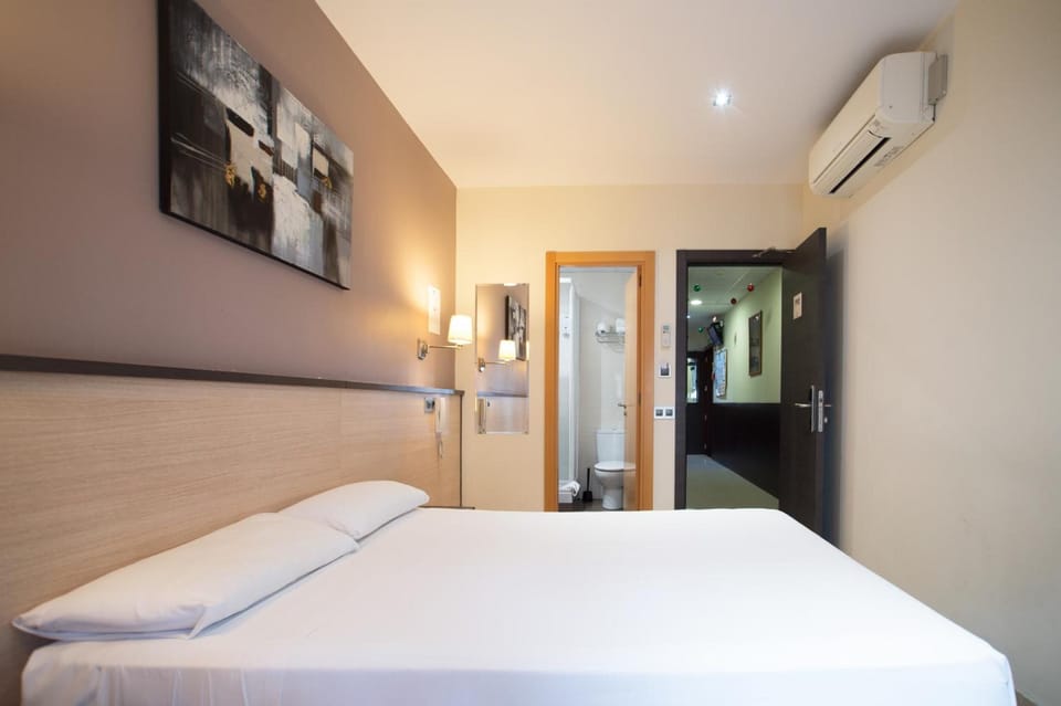 Pillowtop beds, in-room safe, iron/ironing board, free WiFi