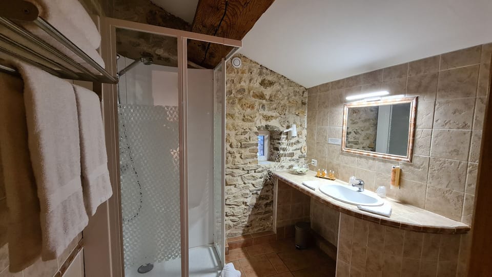 Comfort Double Room | Bathroom | Hair dryer, towels, soap, shampoo