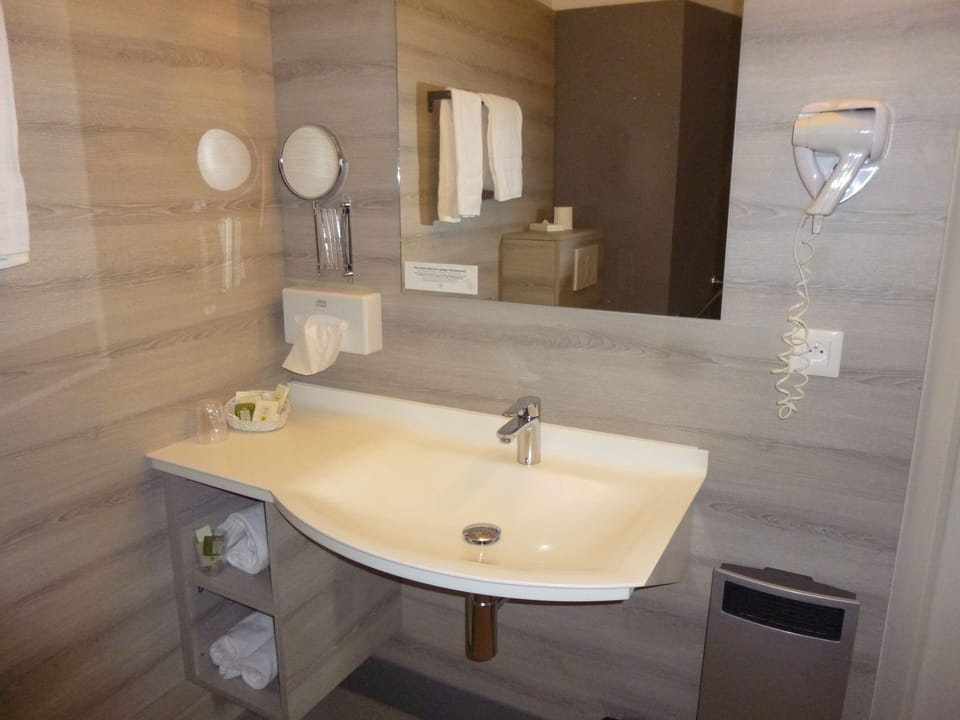 Triple Room | Bathroom | Free toiletries, hair dryer, towels, soap
