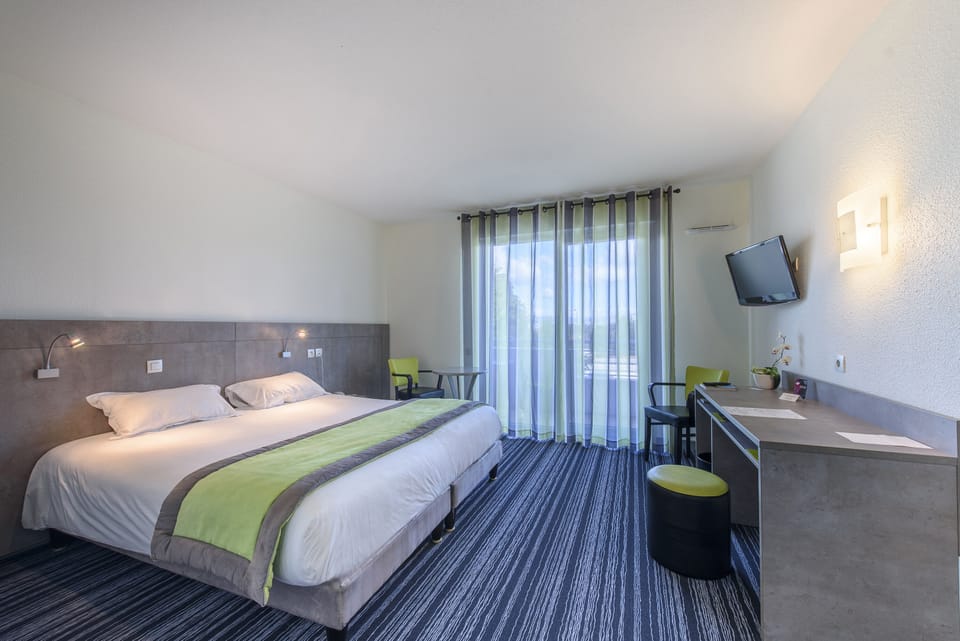 Double Room, Balcony | Desk, blackout drapes, soundproofing, iron/ironing board