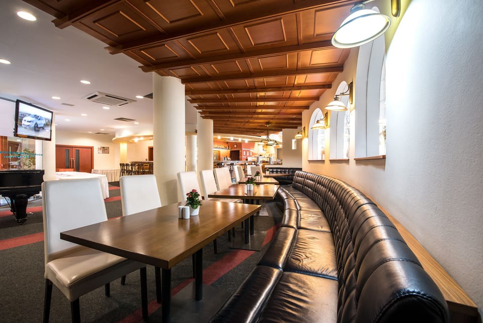 2 restaurants; breakfast, lunch, and dinner served
