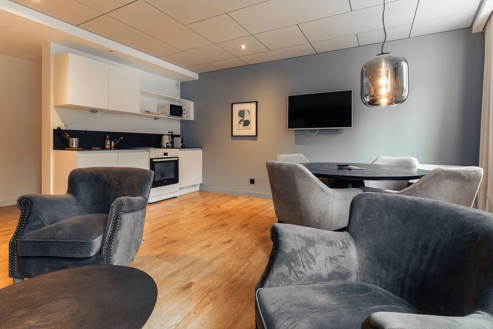 Deluxe Apartment, 1 Bedroom (Accès uniquement par escalier) | Private kitchen | Electric kettle, cookware/dishes/utensils