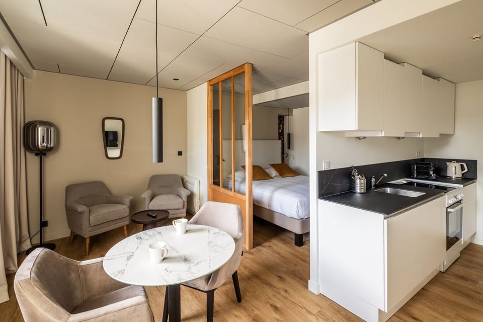 Comfort Apartment (Accès uniquement par escalier) | Private kitchenette | Electric kettle, cookware/dishes/utensils