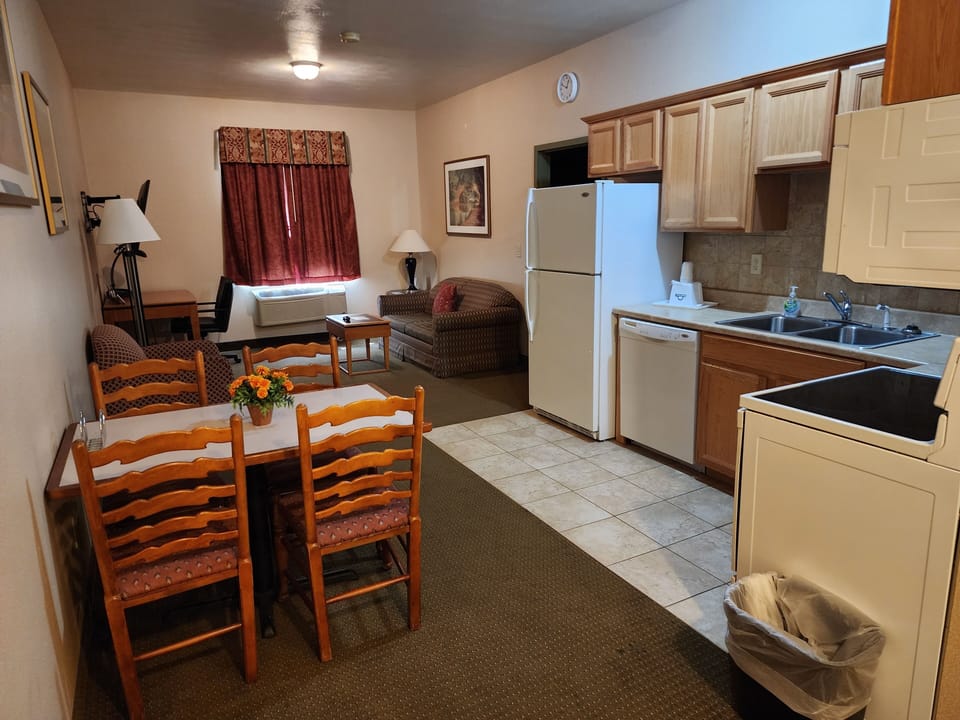 Suite, 1 Queen Bed, Kitchen, Non-Smoking | Private kitchen | Fridge, microwave