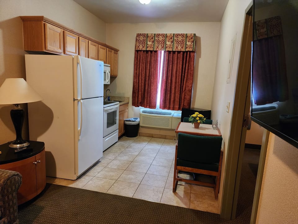 Suite, 1 Queen Bed, Kitchen, Non-Smoking | Dining room