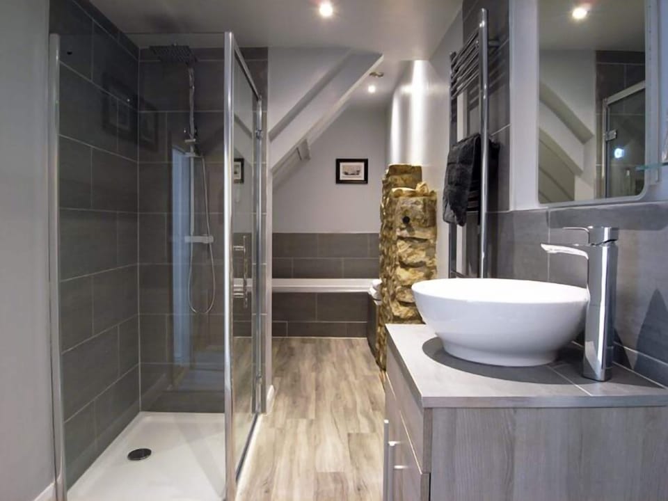 Honeymoon Room | Bathroom | Free toiletries, hair dryer, towels, soap